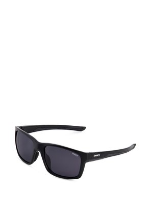 Mustat urheilulliset suorakaiteen muotoiset aurinkolasit, joissa on tummat linssit ja brändäys sankojen kohdalla.