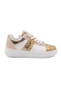 Sneaker bianchi in pelle con accenti dorati e glitter, dotati di collo imbottito, chiusura con lacci e suola in gomma texturizzata.
