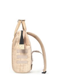 Beiger Rucksack mit strukturierter Oberfläche, ausgestattet mit einem schwarzen Reißverschluss, drei horizontalen elastischen Trägern und einem gepolsterten Schulterriemen.