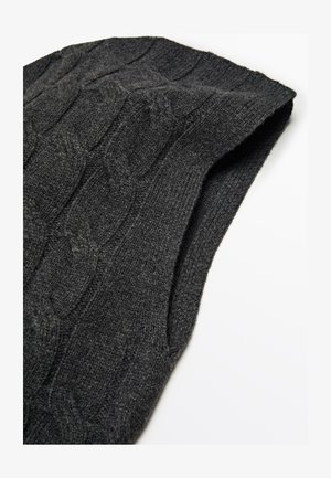 Dunkelgrae gestrickte Wollweste mit einem Zopfmuster, zeigt die Armloch- und Schulterpartie auf einem weißen Hintergrund.