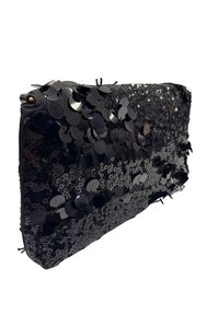 Clutch rettangolare nera ricoperta da grandi e piccoli paillettes lucidi, mostrata in un primo piano angolato su uno sfondo bianco.