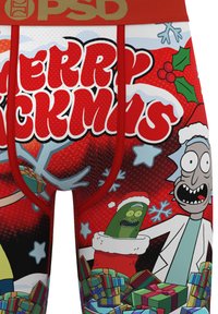 Biancheria intima rossa a tema natalizio con i personaggi dei cartoni animati Rick e Pickle Rick, decorata con fiocchi di neve, agrifoglio, regali e la scritta "Buon Natale".