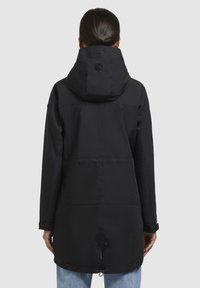 Parka noir avec capuche, détails de boutons, taille à cordon de serrage et manches longues. Tissu lisse avec une finition mate et sans motifs visibles.
