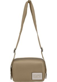 Beige crossbody taske med en glat, polstret tekstur, lynlåslukning og en justerbar rem. Har et hvidt logopatch på forsiden.