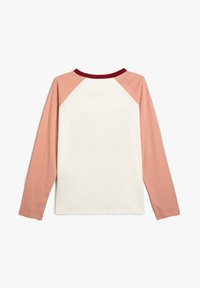 T-shirt a maniche lunghe con corpo crema, maniche raglan rosa chiaro e colletto bordeaux. Materiale in cotone morbido con una texture liscia.