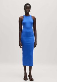 Blaues, enganliegendes Midi-Kleid aus dehnbarem Stoff, mit ärmellosem Design, Rundhalsausschnitt und Seitennähten.