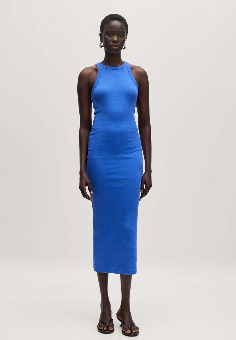 Blaues, enganliegendes Midi-Kleid aus dehnbarem Stoff, mit ärmellosem Design, Rundhalsausschnitt und Seitennähten.