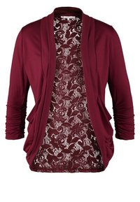 Burgundský cardigan s dlouhými rukávy, šálovým límcem a otevřeným předním dílem, který má krajkovou vrstvu s květinovými vzory a dvě postranní kapsy.
