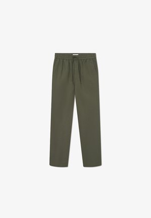 Calças verde-oliva com cintura elástica, detalhes de cordão e bolsos laterais. O tecido tem uma textura suave e leve.
