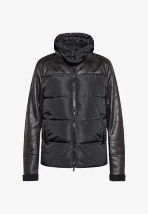 Giacca ibrida nera con fronte imbottito in nylon, maniche con texture in pelle, chiusura frontale con zip, cappuccio con bottoni a pressione e polsini foderati in pile.