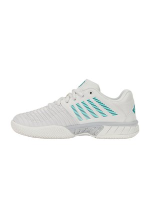 Chaussure de sport blanche avec des rayures diagonales bleu sarcelle, bout texturé, laçage et semelle en caoutchouc à motifs, vue de côté.