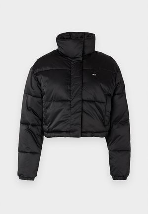 Veste courte en duvet noir avec un col haut, un design matelassé, des poignets élastiques et un petit logo sur le côté gauche. Tissu lisse et brillant.