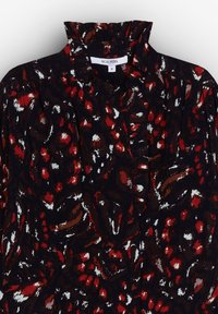 Blouse sombre avec imprimé abstrait rouge, marron et blanc, dotée d'un col haut à volants et de boutons cachés à l'avant, taille moyenne.