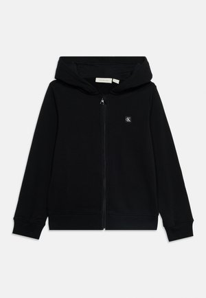 Fekete cipzáras kapucnis pulóver hosszú ujjakkal, bordázott mandzsettákkal, első zsebekkel és egy kis CK logóval a bal mellrészen.