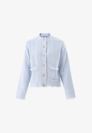 Hellblaue strukturierte Jacke mit goldenen Knöpfen, zwei Vordertaschen, ausgefransten Kanten an Bündchen und Saum sowie einem Stehkragen.