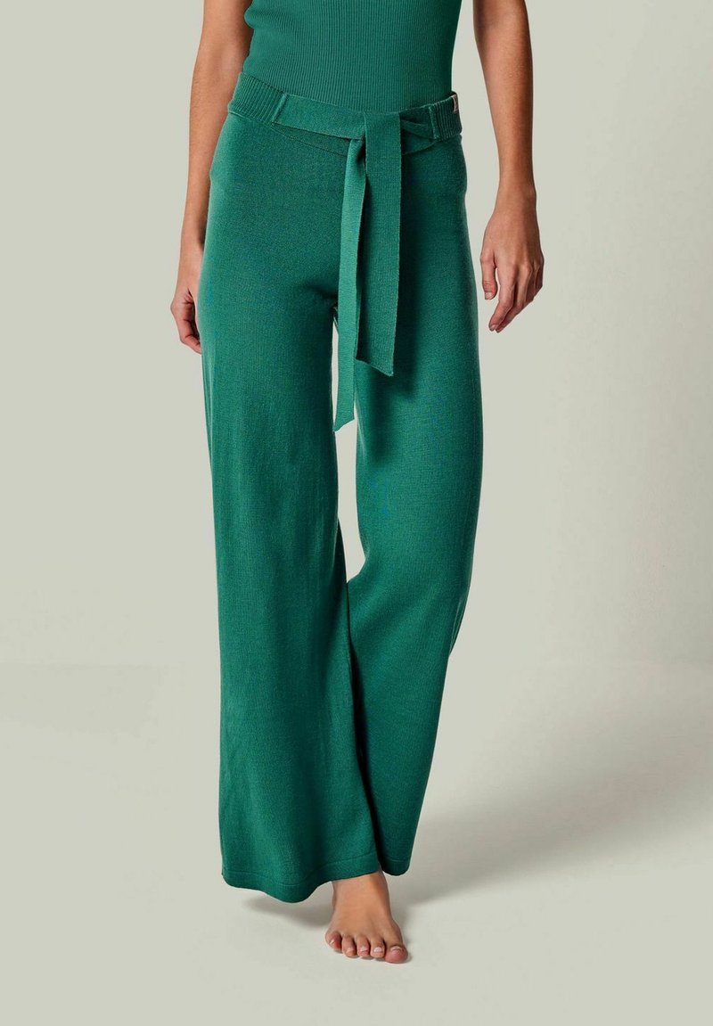 Grüne weite Hosen mit strukturiertem Strickfinish, mit einem gebundenen Taillenbund und entspannter Passform, die bis zum Boden reichen.