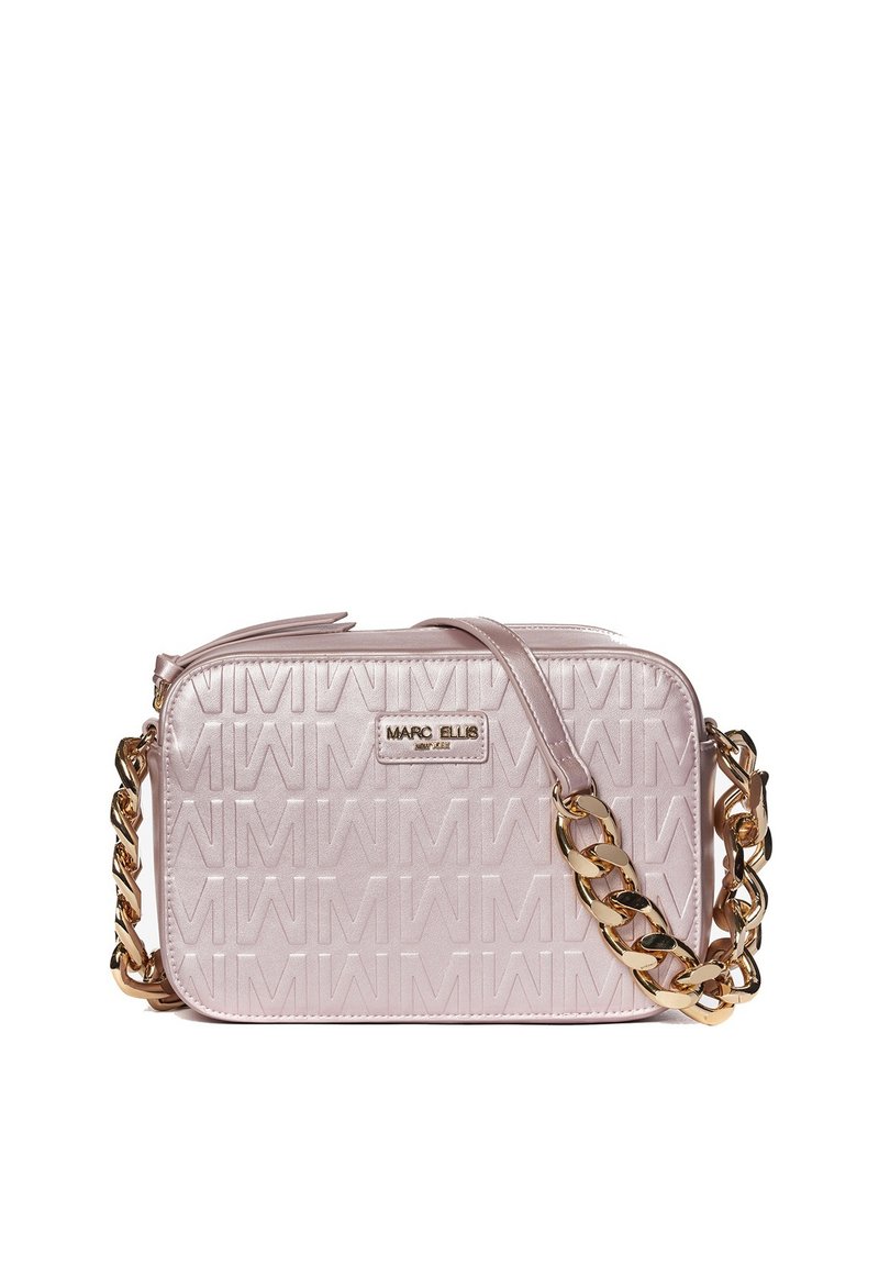 Roze rechthoekige tas met een geprefabriceerd "M"-patroon, zilveren hardware en een gouden kettingriem. Soepele textuur en ritsluiting. Merkenlogo zichtbaar.