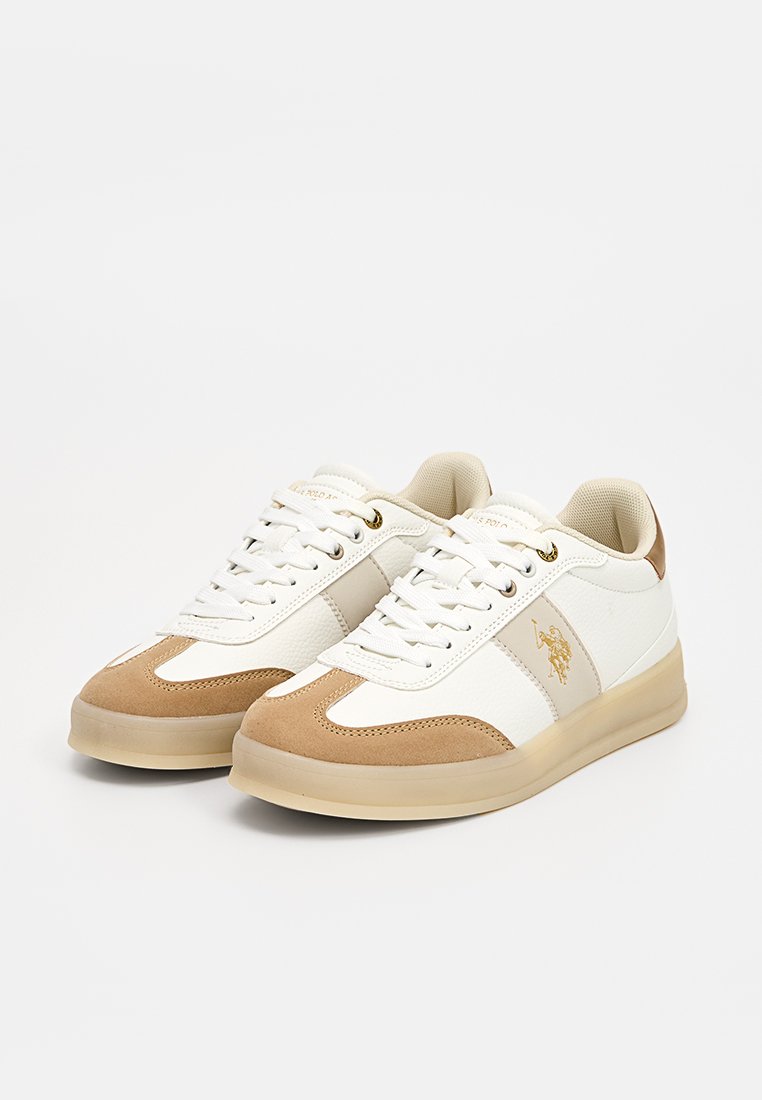 Zapatillas blancas y beige con parte superior de cuero texturizado, acentos de ante, cordones planos, punta redonda y suela de goma. Detalle de logo dorado presente.