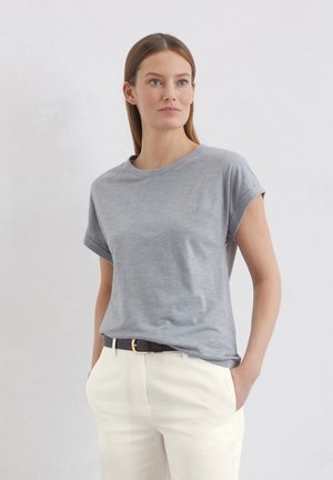 Grå T-shirt med korte ærmer lavet af blødt, let materiale, med rund halsudskæring og opsmøgedeærmer, parret med cremede bukser.