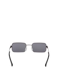 Occhiali da sole rettangolari in metallo con lenti scure. Stanghette nere sottili e pad di naso trasparenti. Design minimalista con una montatura argentata lucida.