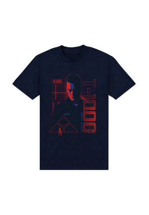 Mørkeblå bomulds t-shirt med et grafisk tryk af en karakter med et geometrisk design og røde accenter, der siger "T-1000" med fed skrift.