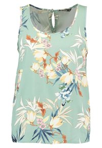 Top de tirantes floral en verde menta, con escote redondo, detalle de abertura en la espalda y un estampado botánico en tonos amarillos, rosados y azules.