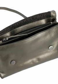 Borsa a mano in pelle grigia metallica con scomparto con zip, chiusura a bottone a pressione e fodera con motivo scuro. Presenta una superficie liscia.