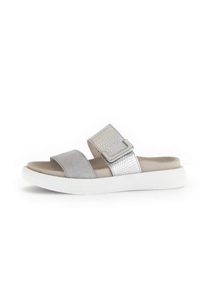 Szare i srebrne sandały na płaskiej podeszwie z dwoma paskami, jeden wykonany z miękkiego zamszu, a drugi o teksturowanym metalicznym wykończeniu, z białą podeszwą.
