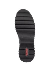 Semelle de chaussure en caoutchouc noir avec des rainures horizontales, un badge logo rouge et un design à bords festonnés. Texturée pour une meilleure adhérence.