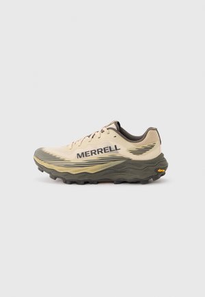 Beige og olivengrøn Merrell trail running sko med robust Vibram sål og sort logo på siden, vist fra ydersiden.