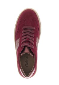 Bordeauxsuède sneakers met bijpassende veters, metallic zijstrepen en een beige zool, met het merk "Gabor" binnenin.