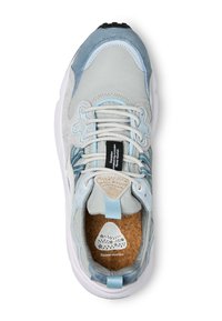Zapatillas de deporte azul claro con acentos grises texturizados, suela blanca y plantilla de corcho. Presentan cordones gruesos, parche con logo y cuello acolchado.