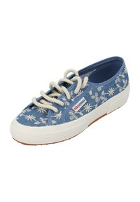 Sneaker in tela blu con motivo floreale bianco, lacci beige, suola in gomma e punta bianca textured. Logo del marchio sul lato.