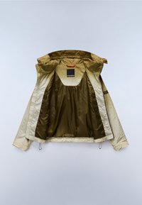 Lysebeige jakke åbnet for at vise olivengrønt indvendigt foret, med lynlås, justerbare manchetter og lille orange hængeløkke inde i kraven.