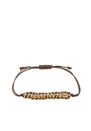 Regulowana brązowa bransoletka sznurkowa z metalem w złotym kolorze i przezroczystymi, okrągłymi koralikami nawleczonymi wzdłuż środka.
