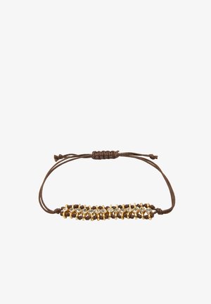 Regulowana brązowa bransoletka sznurkowa z metalem w złotym kolorze i przezroczystymi, okrągłymi koralikami nawleczonymi wzdłuż środka.