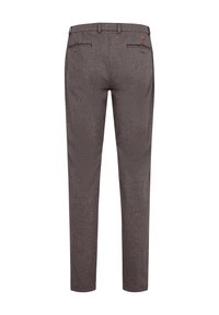 Grau gestreifte Hosen im Fischgrätenmuster mit geradem Schnitt, ausgestattet mit zwei Gesäßtaschen und einem braunen Lederakzent am Bund.