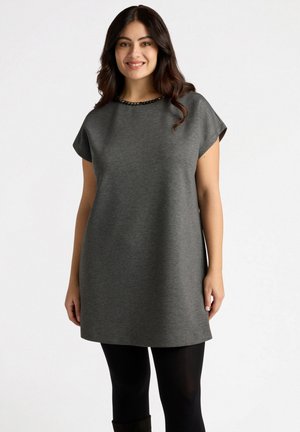 Vestito tunica grigio a maniche corte con scollo rotondo, caratterizzato da un accento di perline, vestibilità rilassata e una texture del tessuto morbida. Indossato sopra leggins neri.