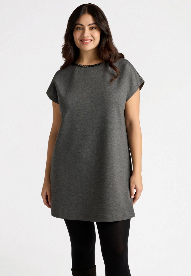 Graues Kurzarm-Tunika-Kleid mit rundem Ausschnitt, das mit einer Perlenakzentuierung versehen ist, locker geschnitten und aus glattem Stoff gefertigt. Wird über schwarzen Leggings getragen.