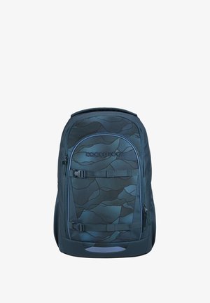 Sac à dos Coocazoo bleu foncé avec un motif abstrait noir, deux bretelles réglables et une poche zippée frontale, isolé sur fond blanc.