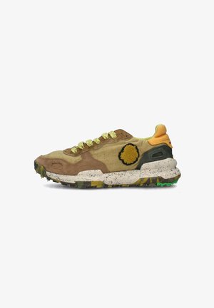 Sneaker marrone e beige con accenti verdi, tomaia in tessuto texture, colletto imbottito, lacci gialli e suola maculata con un motivo mimetico.
