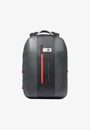 Grauer Lederrucksack mit roten Reißverschlussakzenten, einer Vordertasche und verstellbaren Riemen. Verfügt über eine glatte Textur und ein modernes Design.