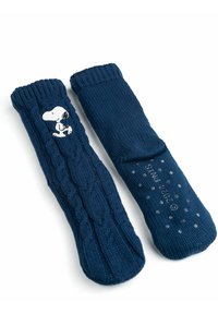 Calzini in maglia blu navy con design a trecce, con un grafiche di Snoopy su un lato e puntini di grip in gomma sulla suola.
