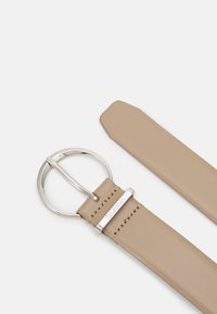 Calvin Klein MUST BUCKLE BELT - Cinturón - chanterelle