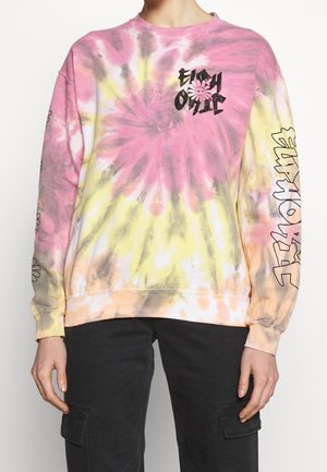 Tie-dye sweatshirt in roze, geel en grijs met lange mouwen. Heeft een grafische logo op de voorkant en bloemontwerpen op de mouwen.