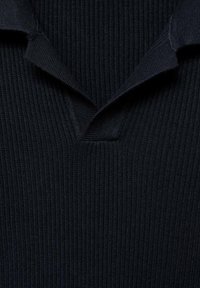 Camiseta polo de punto acanalado en azul marino con diseño de cuello en V y cuello doblado, hecha de una tela suave y texturizada.