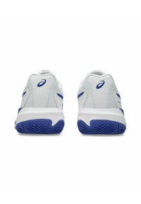 Des chaussures de sport blanches avec une tige en mesh texturé, des accents bleus au talon et à la semelle, et une semelle en caoutchouc à motif conçue pour l'adhérence.