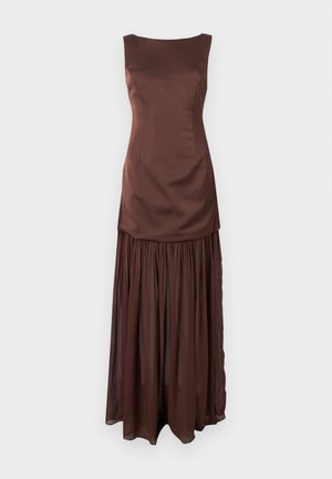 Brūns satīna kleita ar pieguļošu augšdaļu un plūstošu, savākta svārku daļu. Iespējas laivu formas kakla izgriezums un maiga, teksturēta auduma. 