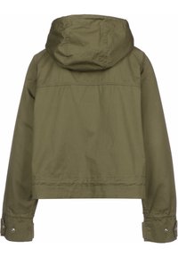 Oliwkowa, krótka kurtka z kapturem, o gładkiej fakturze, z zapinanymi mankietami oraz prostym wzornictwie, bez widocznych zapięć czy wzorów.