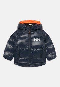 Mörkblå puffjacka med orange foderoverdrag på huvan, framtill med dragkedja, två fickor med dragkedja och en vit HH-logotyp på bröstet.